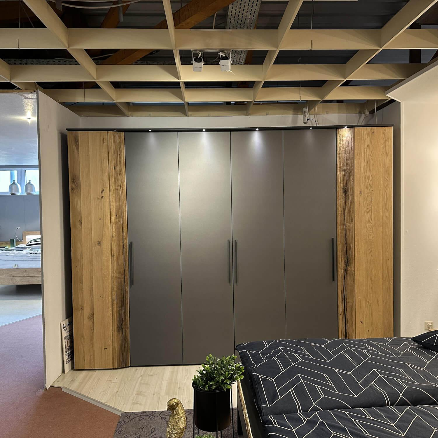 Thielemeyer - Schlafzimmer VZ 1 MR Joline Wildeiche Massiv Gebürstet Altholz Eiche Lackiert Und Lack Graphit Inklusive Beleuchtung - 8