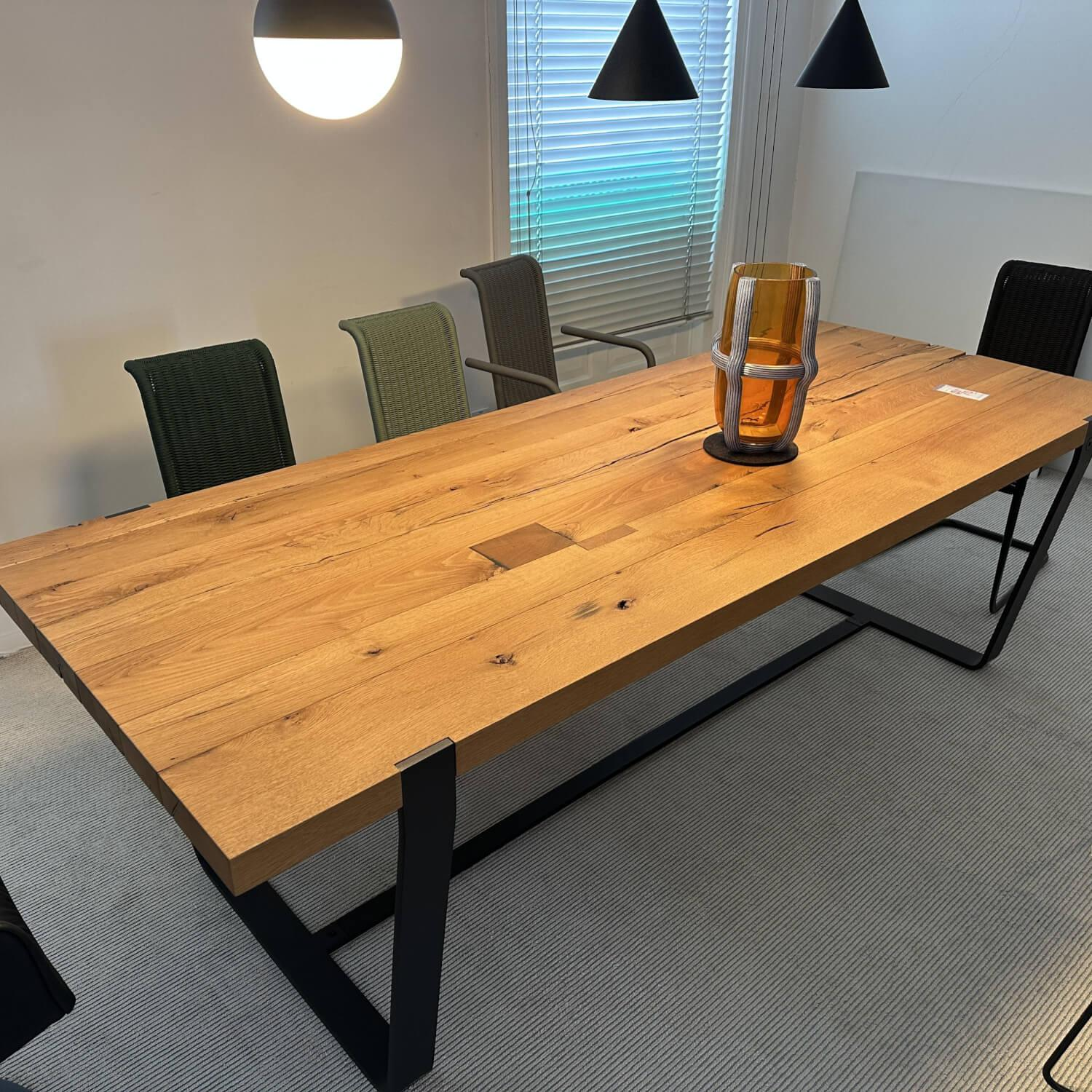 Janua - Esstisch Clamp Platte Eiche Altholz Natur Geölt Gestell Stahl RAL 9005 Tiefschwarz Schwarz Pulverbeschichtet - 6