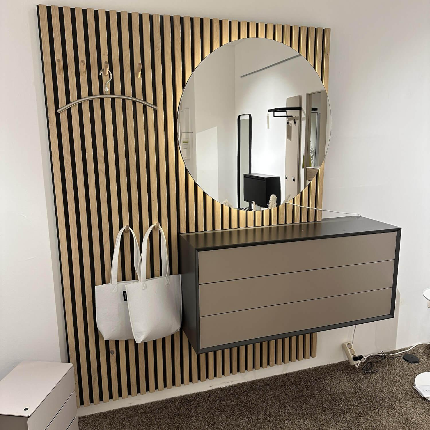 Sudbrock - Garderobe Diele Modo 19 Lack Quarz 437 Grau Lamellen Eiche Milk Astig 155 Grau Schubkästen Terra 408 Grau Inklusive Spiegel Und LED Beleuchtung Und Trafo - 6