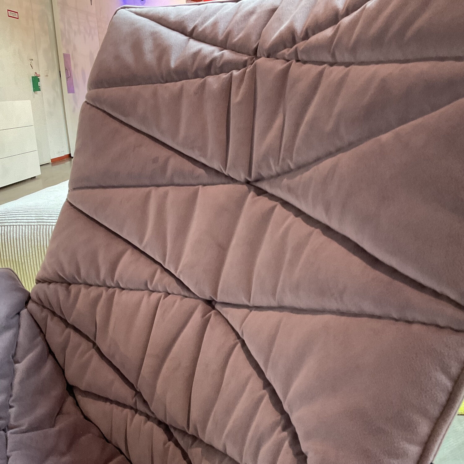 KFF - Loungesessel Nest Pure Stoff Seven 71 Lavendel Violett Schale Formflies Grau Gestell Rose Inklusive Hocker  - 4