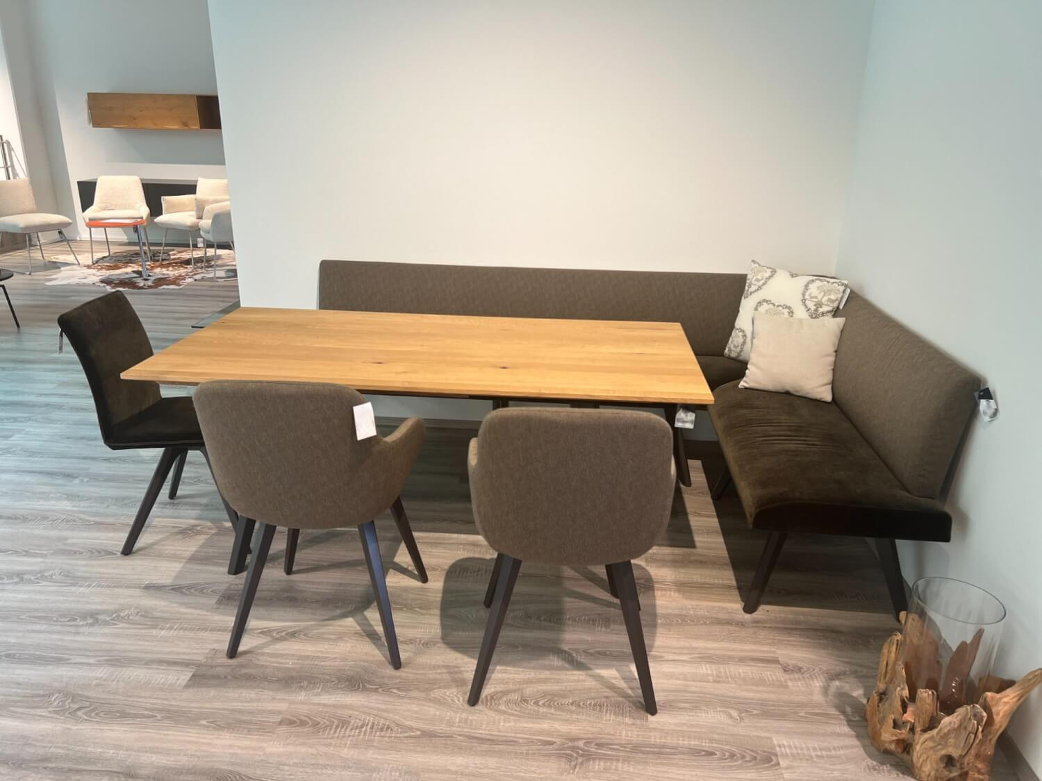 Anrei - Sitzgruppe Uno Bank Stoff Sitz Q283 Anthrazit Rücken Q273 Grau Stuhl 812 Stoff Q283 Anthrazit Und Armlehnstühlen 138 Stoff Q273 Grau Gestell Buche Zartbitter mit Tisch Uno mit Ansteckplatte 180/235 x 90 cm, H 76 cm Ohne Kissen - 2