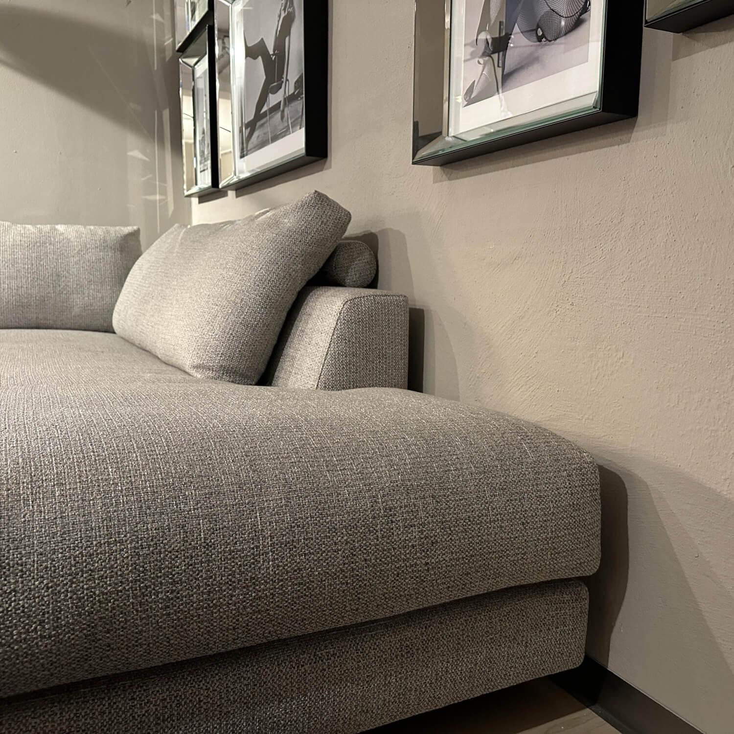 Violetta - Ecksofa Vesna Stoff M107 22 Lichtgrau Mit Verdeckten Gleitern Inklusive 4 Rückenkissen Mit Rollen - 2