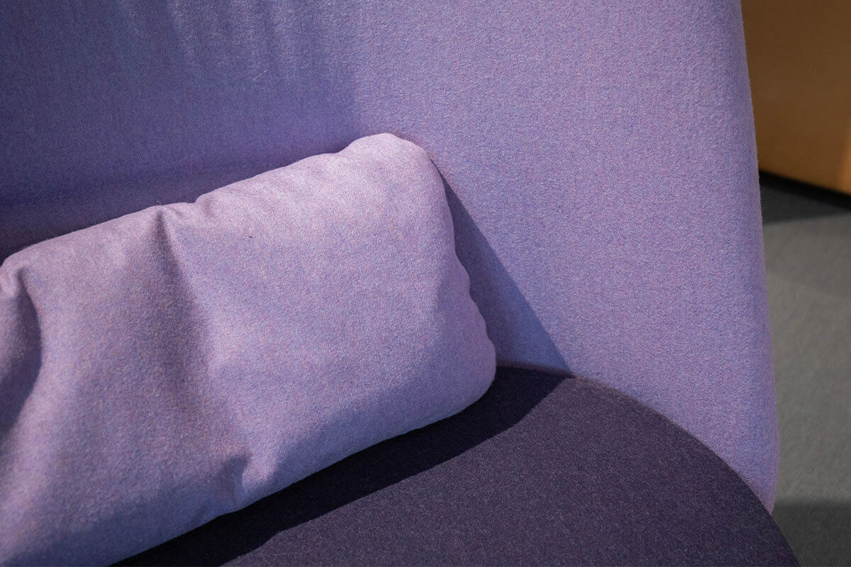 Tecta - Sessel D70 Stoff Dama Korpus 0039 Flider Sitz 0037 Lila Violett Gestell Schwarz Inklusive Hocker - 2