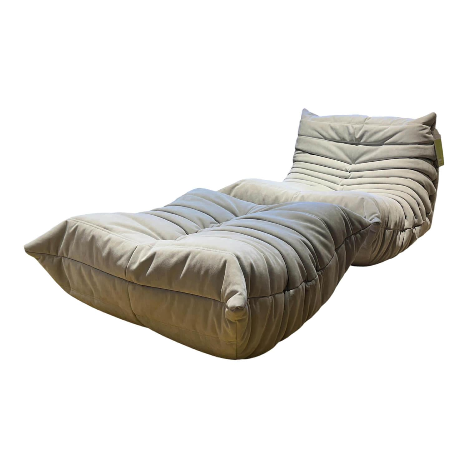 Ligne Roset - Sessel Togo Stoff Alcantara Pearl Y478 Grau Beige Inklusive Hocker - 1