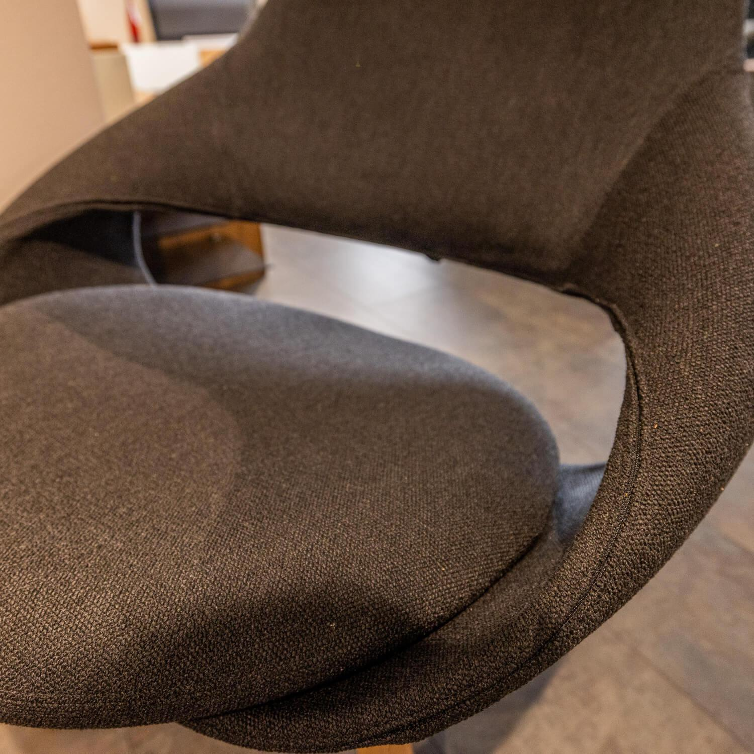 Voglauer - Ohrensessel V-Rock Living Bezug Stoff Curl Black CB Anthrazit Gestell Alteiche Rustiko Gebürstet Inklusive Hocker - 3