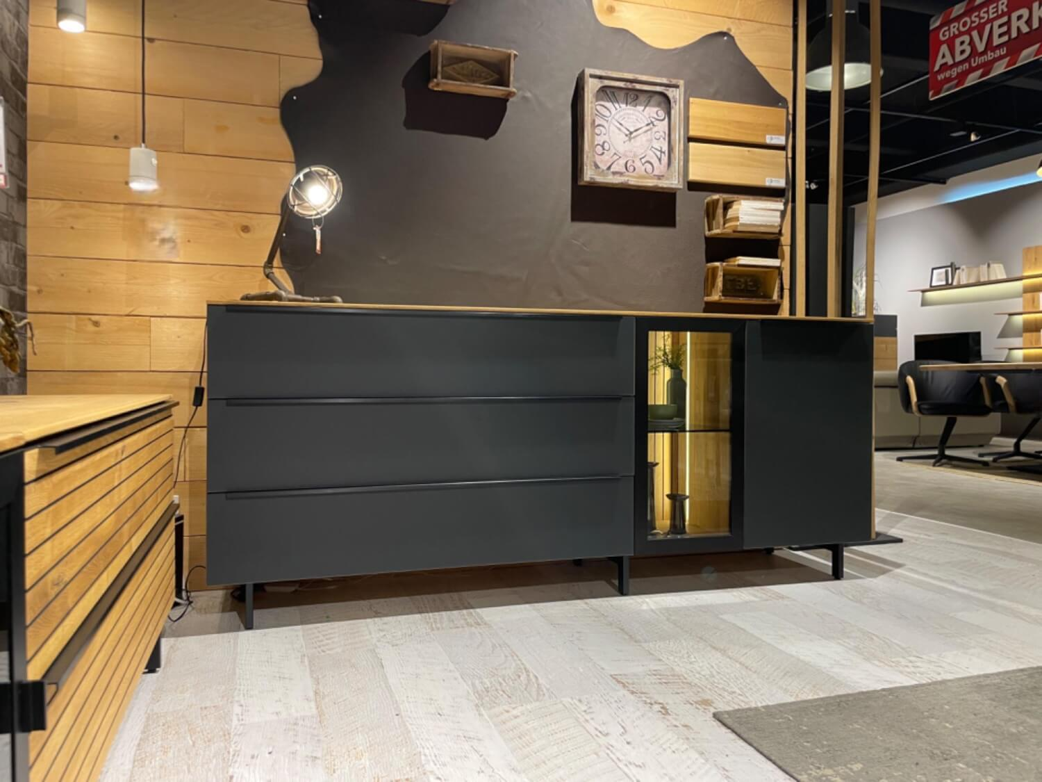 WK Wohnen - Sideboard WK 490 Baristo Asteiche Massiv Natur Belassen Geölt Front Farbglas Anthrazit Mit LED Beleuchtung - 7