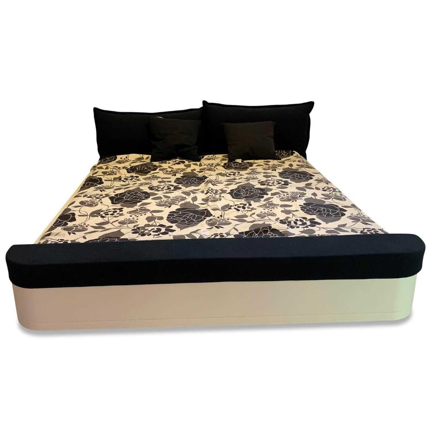 Hülsta - Bett Mioletto Stoff Schwarz mit Nachttischen, Lampen und Fußteilpolster - 1