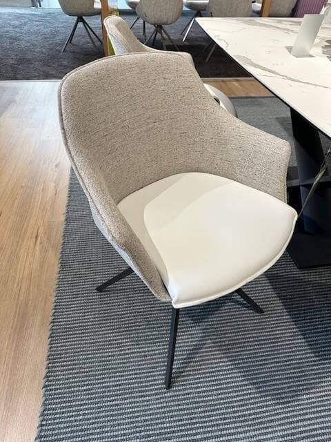 Mobliberica - 4er Set Stuhl Kedua Sitzfläche Leder LT51F Beige Rücken Stoff LEG51A Beige Metallfuß Schwarz Drehbar - 4