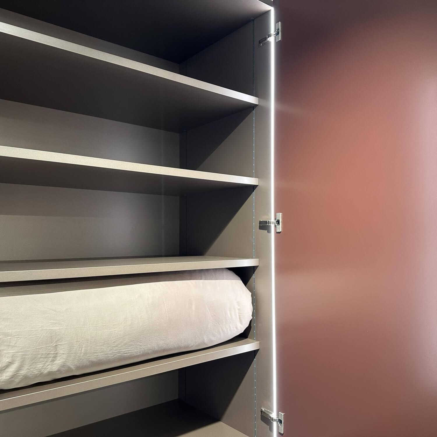 Interlübke - Kleiderschrank Collect Plus Außen Lack Matt Burgund M41 Rot Innen Lack Bronze Metallic M10 Inkl. Beleuchtung - 6