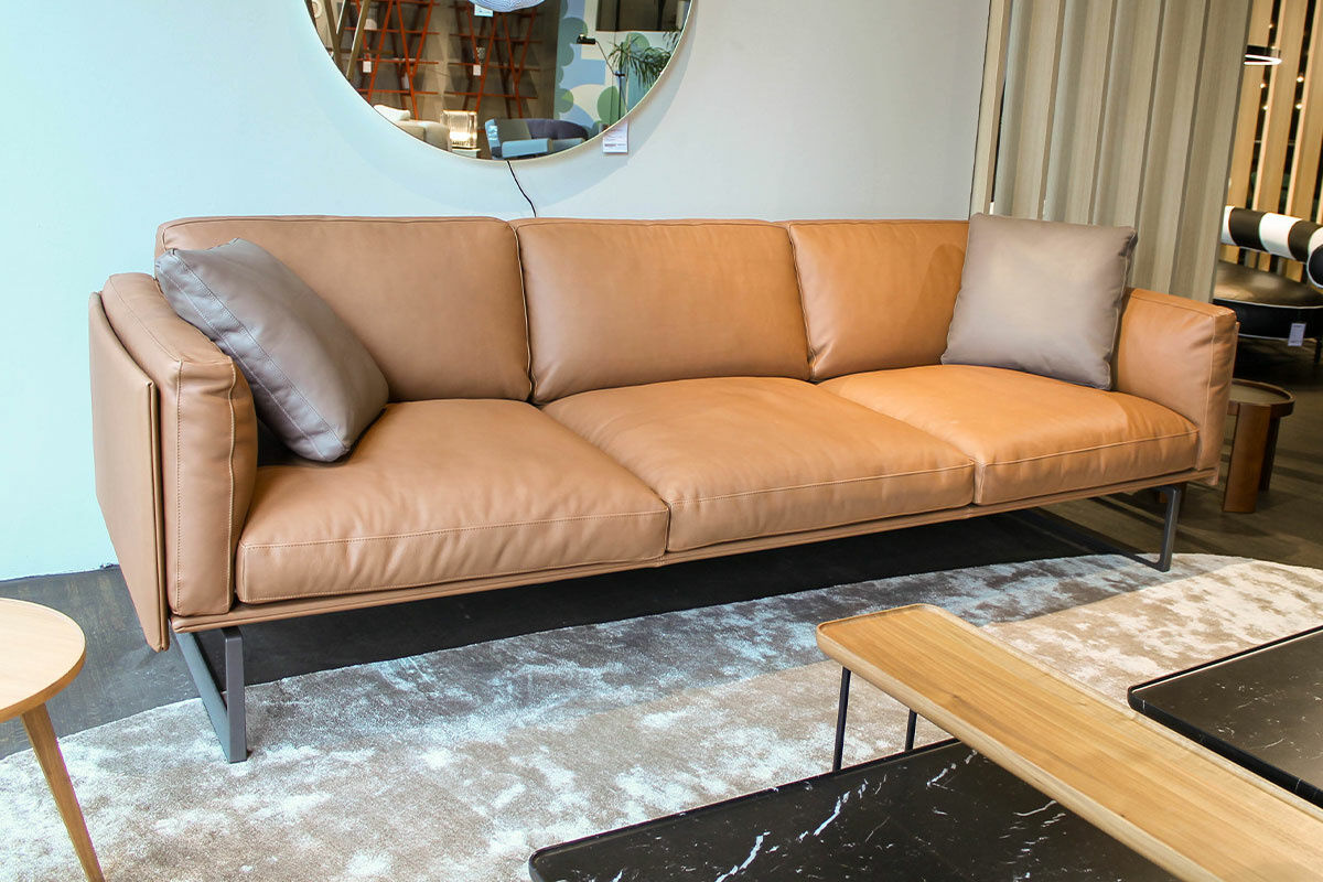 Cassina - Sofa 8 Leder ZZ Tabacco Cognacbraun Gestell PGT Anthrazit mit 2 Daunenkissen - 2