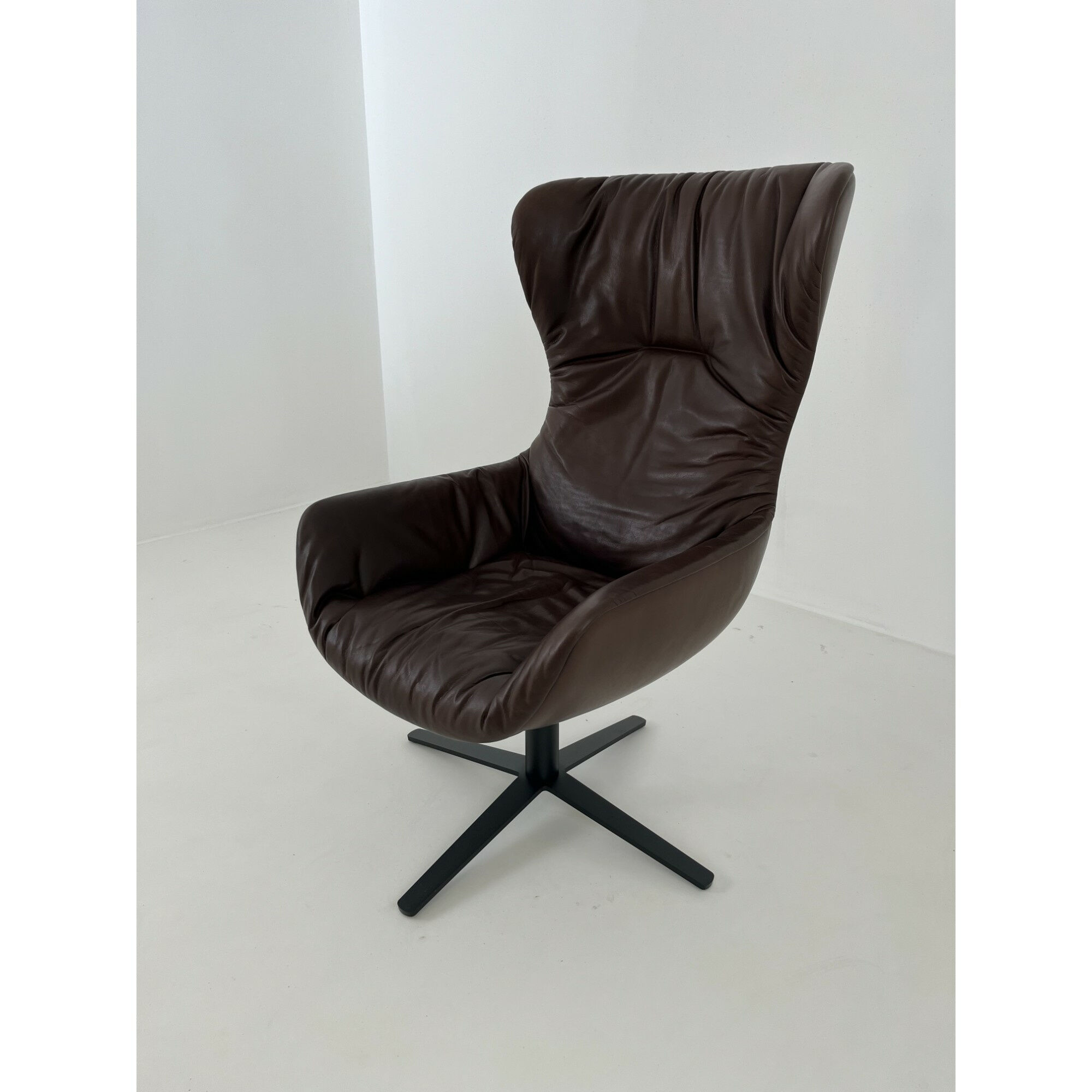 Freifrau - Sessel Leya Cocktail Wingback Stoff Adora 156 Coffee 95008 Braun Fußkreuzgestell Metall Tiefschwarz Mit Gleitern - 3