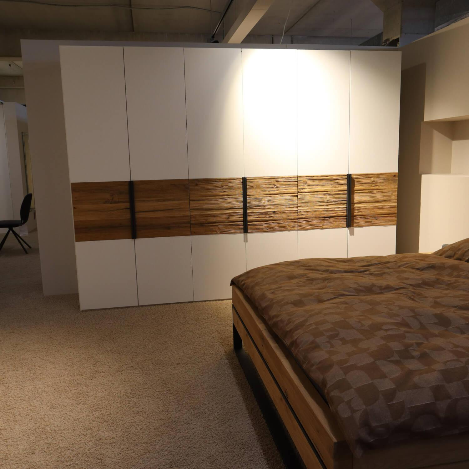 Contur - Schlafzimmer Acerra C Wildeiche Massiv Mit Bett Kommode 2 Nachttischen Und Kleiderschrank - 17