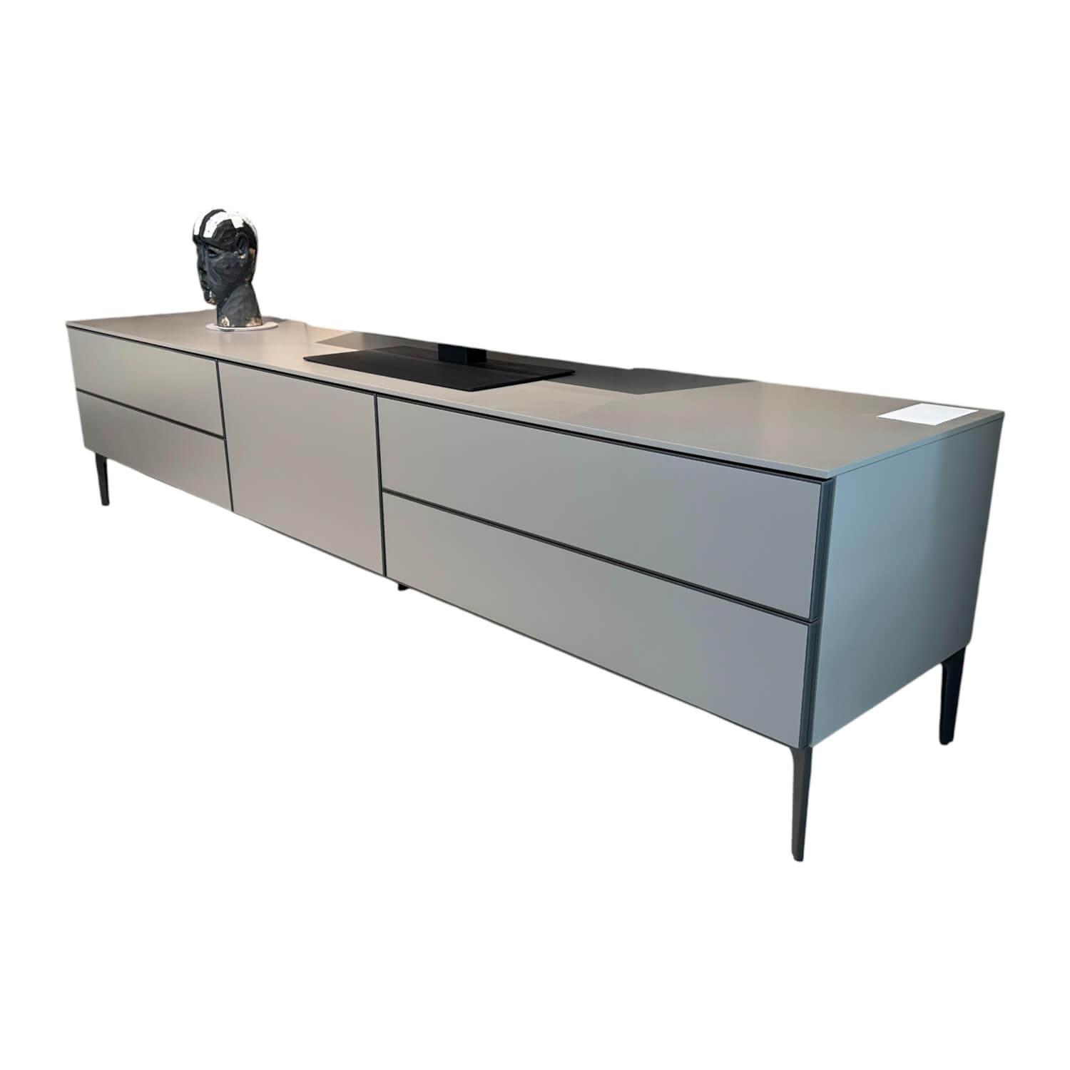 Molteni & C - Sideboard 505 UP Lack Matt London Sky Grau Gestell Metall Zinnfarbig Inklusive Beleuchtung - 1