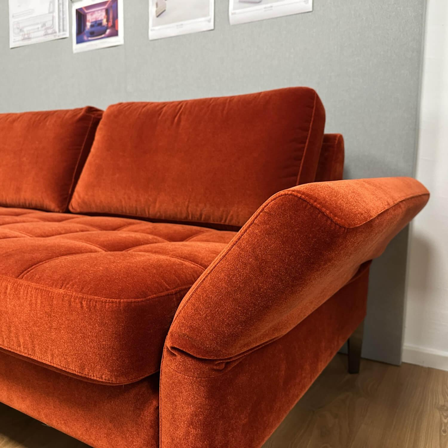 Eigene Herstellung - Ecksofa Living Rohleder Stoff Cloud 18 Rot Gesteppt Füße Metall Schwarz Mit Klappbaren Armlehnen - 2