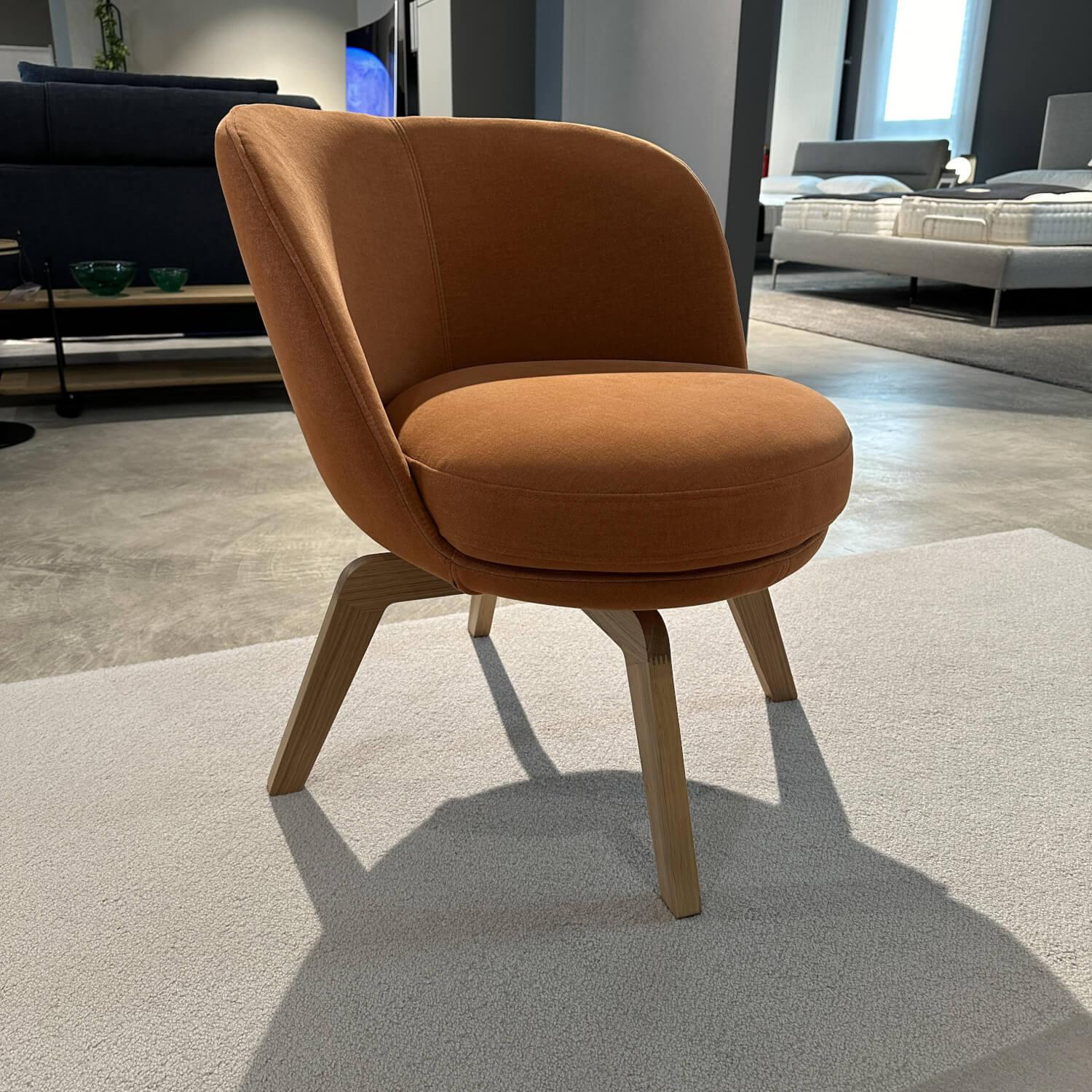 Rolf Benz - Swivel armchair 562 fabric 15.410 orange oak frame - 2