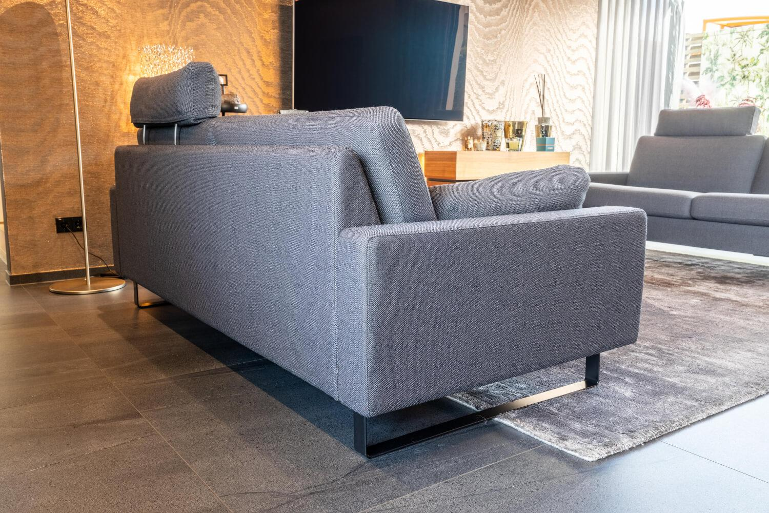 COR - Sofa Conseta Stoff 10068 Asphalt Grau Bodenfrei Metallkufen Schwarz Pulverbeschichtet Mit Armlehnen Und Kopfstütze - 6