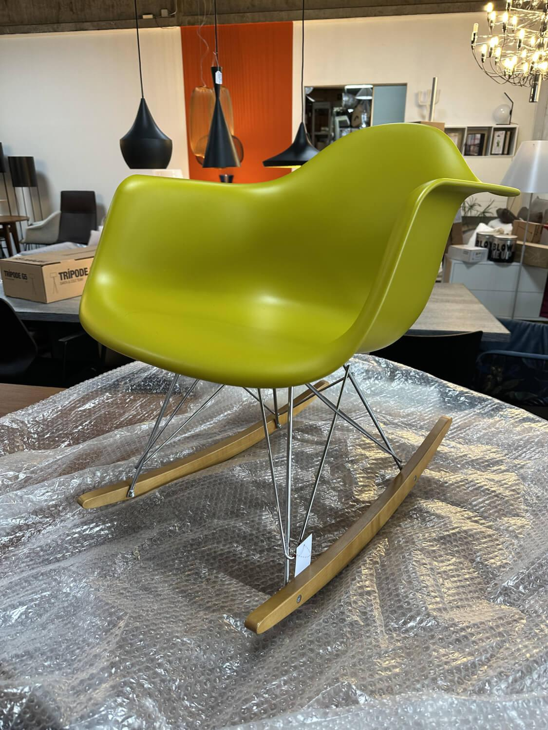 Vitra - Schaukelstuhl Eames Plastic Armchair RAR Schale Polypropylen Senf Gelb Gestell Verchrom Kufe Ahorn Gelblich - 2