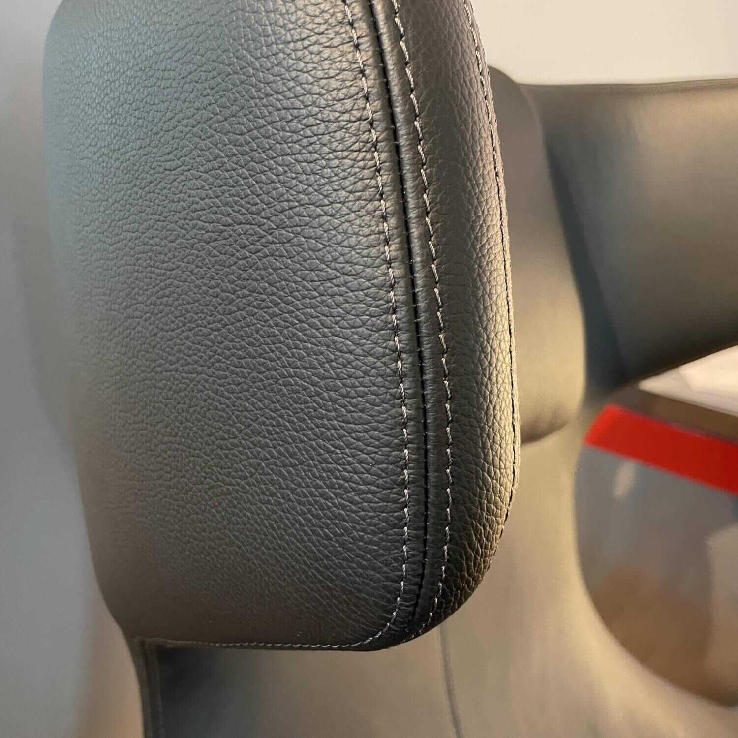 Sessel Grand Repos Leder Premium Nero Schwarz mit Ottoman Gestell Aluminium Poliert