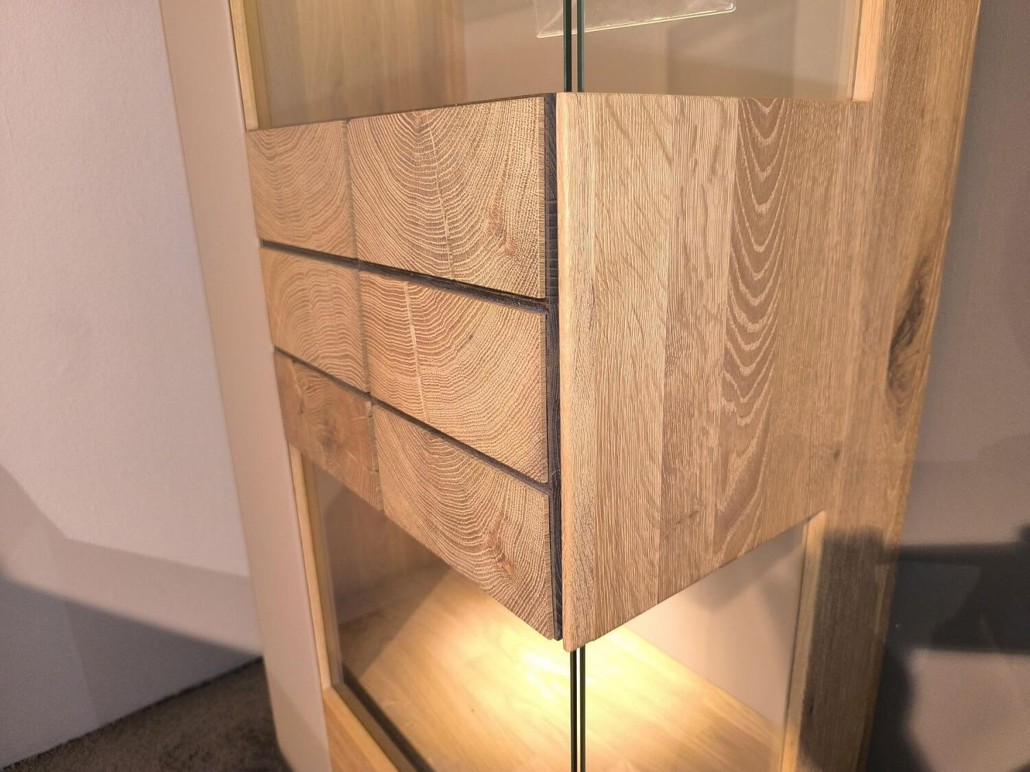 Decker - Wohnkombination Carson Asteiche Massiv Bianco Geölt Front Akzent Glas Schlamm Satiniert Inklusive LED Beleuchtung - 2