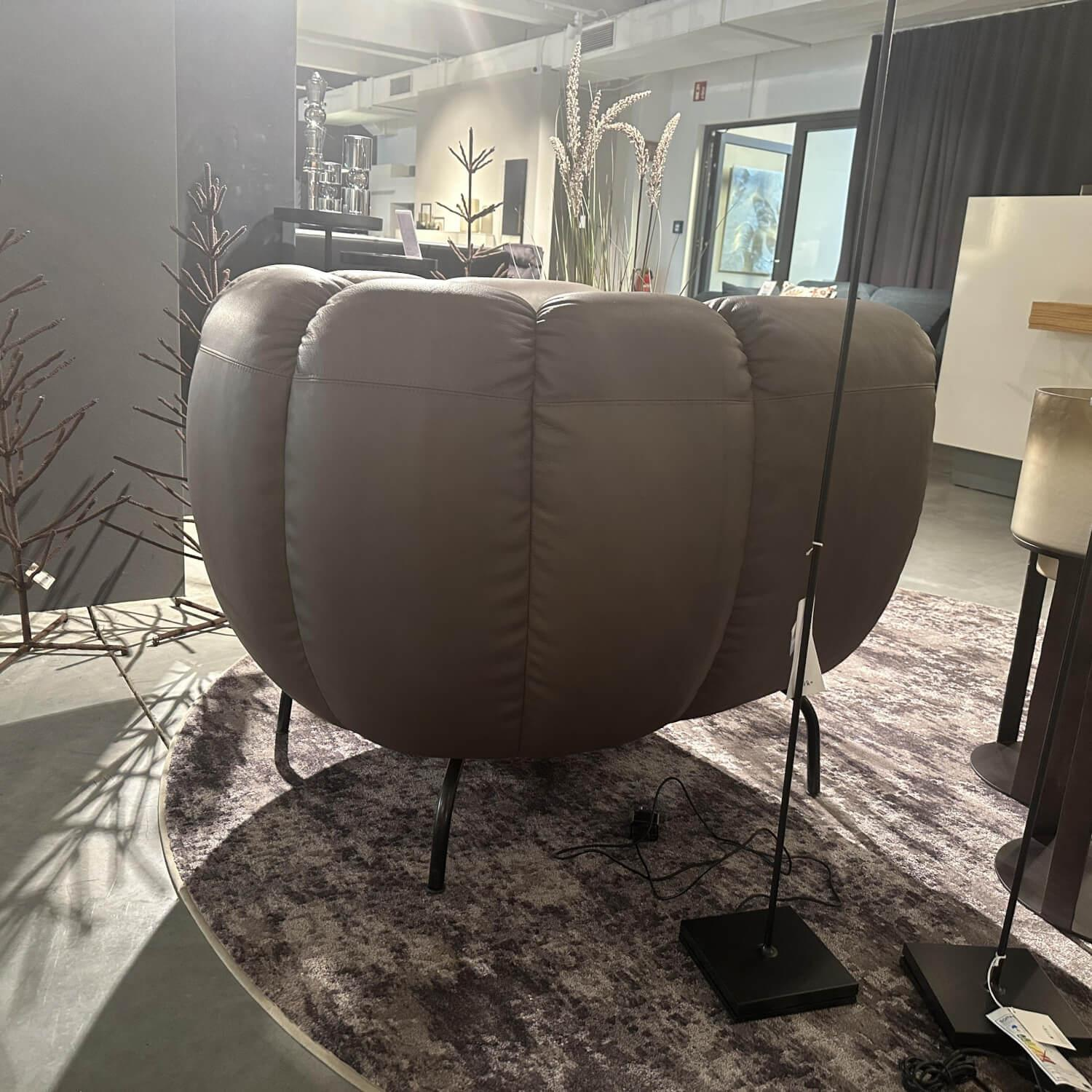 Brühl - Sessel Magnolia Anilinleder 5707 85 Pearl Braun Fuße Metall Schwarz Pulverbeschichtet - 5