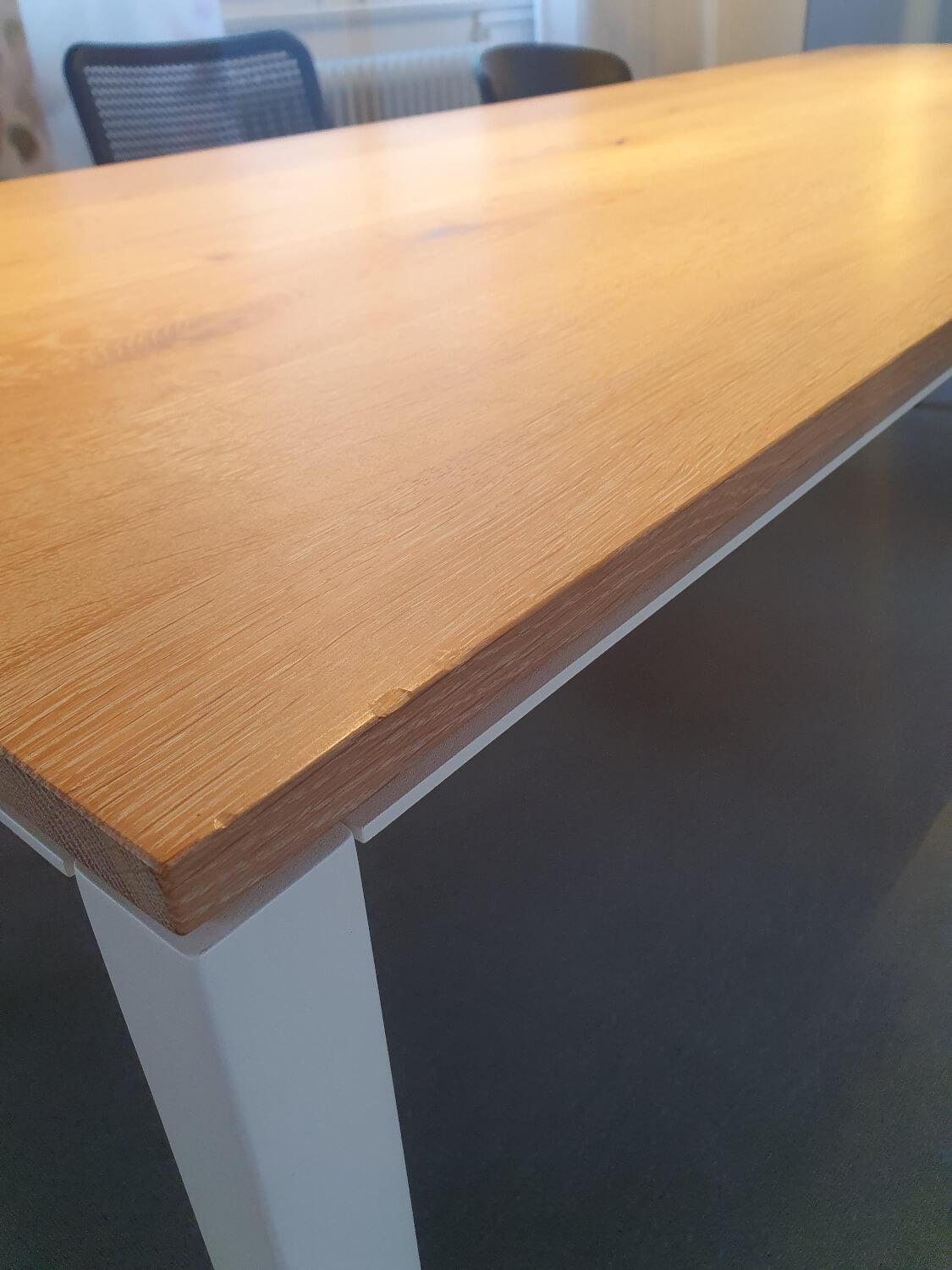 Janua - Tisch S600 Platte Eiche Weiß Pigmentiert Geölt Gestell Verkehrsweiß RAL 9016 Weiß Pulverbeschichtet - 3