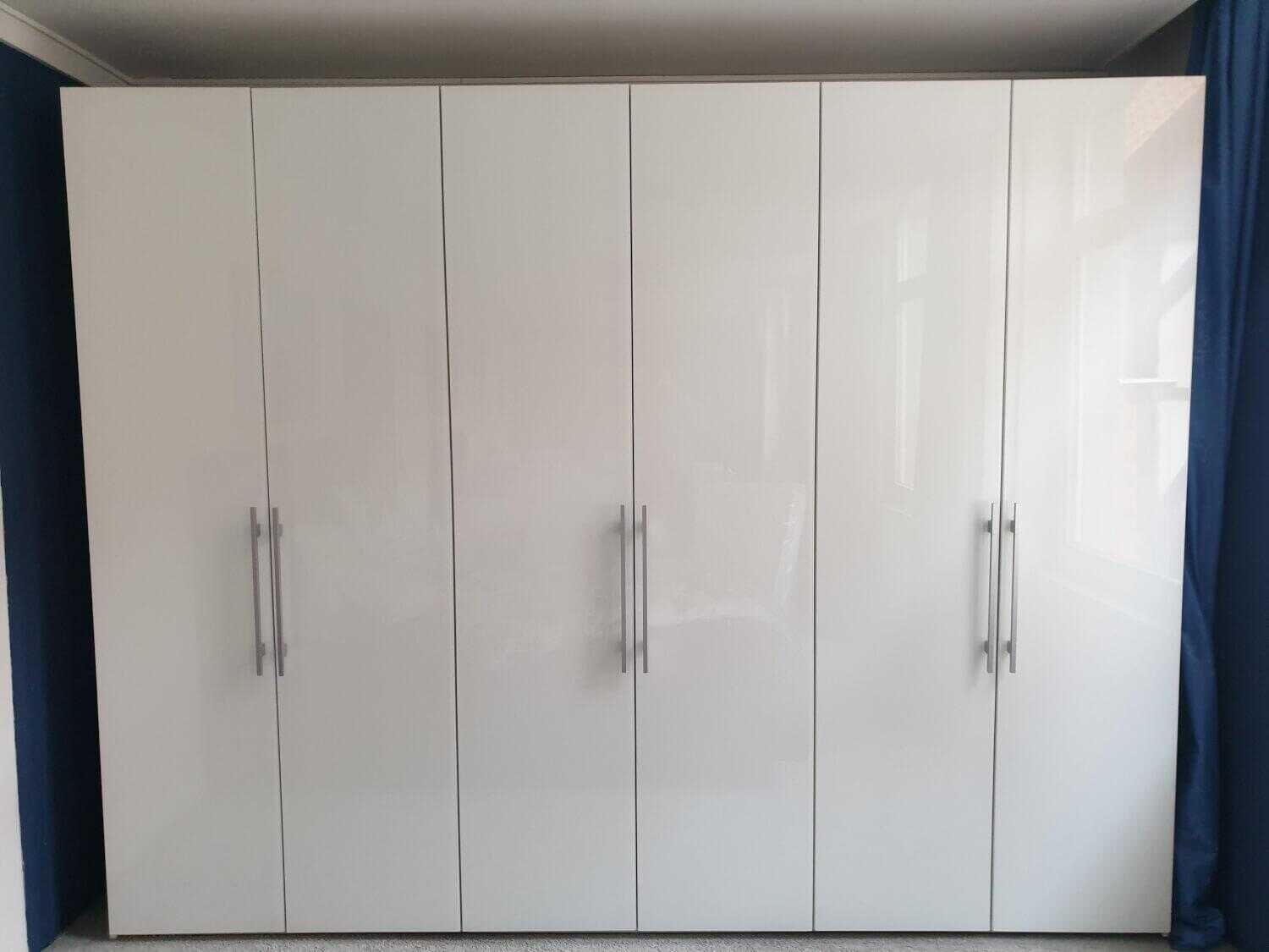 Möller Design - Kleiderschrank Isone Weiß Matt Türen Glas Weiß Glänzend - 2