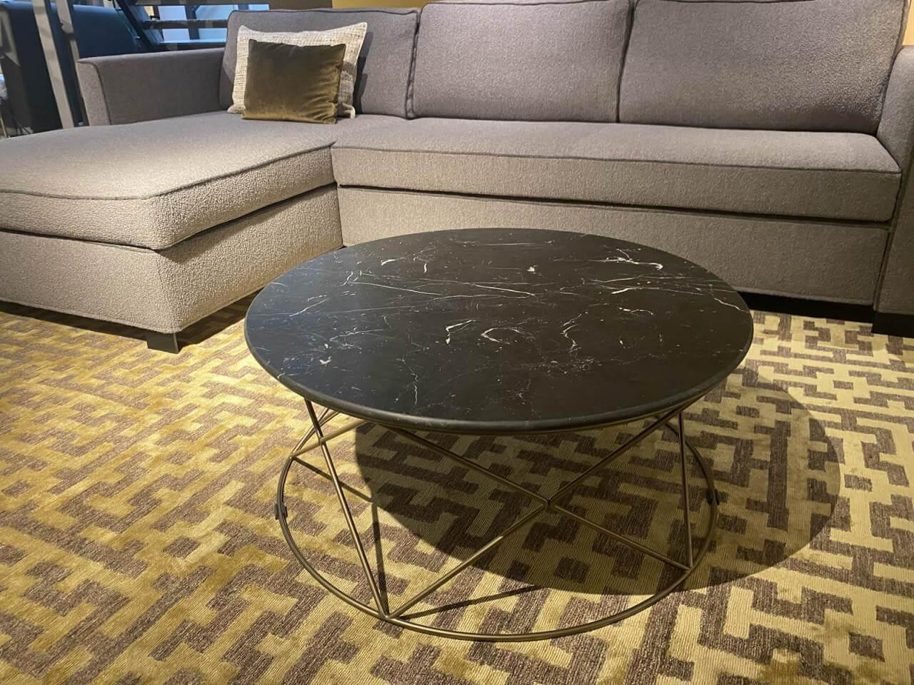 Christine Kröncke - Couchtisch Moi Platte Marmor Nero Marquina Matt Schwarz Gestell Bronze Matt Pulverbeschichtet - 3