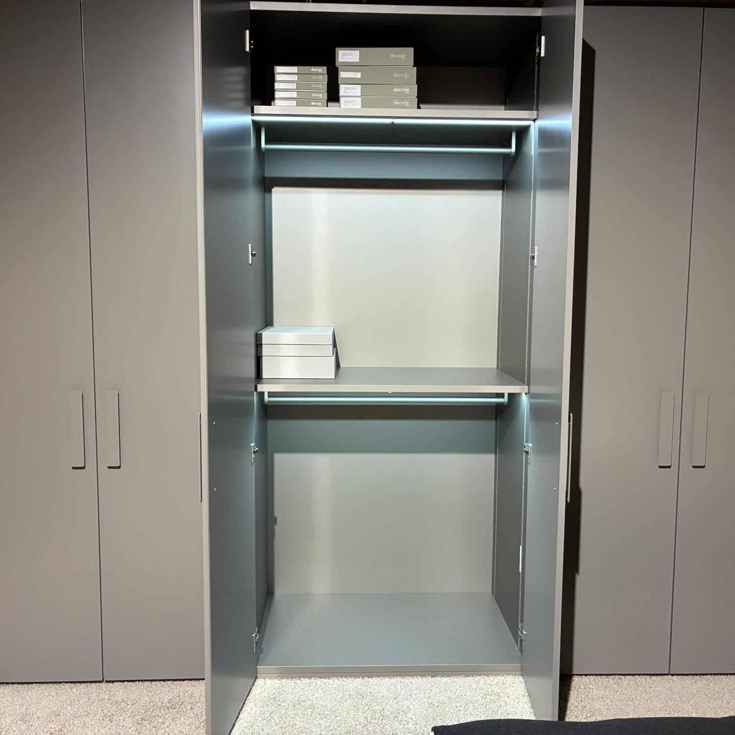 Interlübke - Kleiderschrank Base Lack Matt M24 Flintgrau Innen Lack M11 Silbergrau Metallic Inklusive Beleuchtung - 6