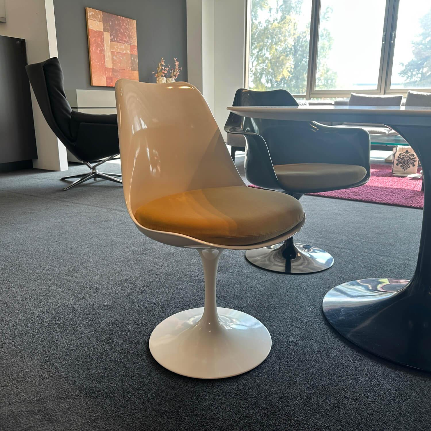 Knoll International - Essgruppe Saarinen Tisch Platte Fenix Weiß Fuß Schwarz Stuhl Tulip Fenix Schwarz Und Weiß Stoff Eva 154 Gold - 3