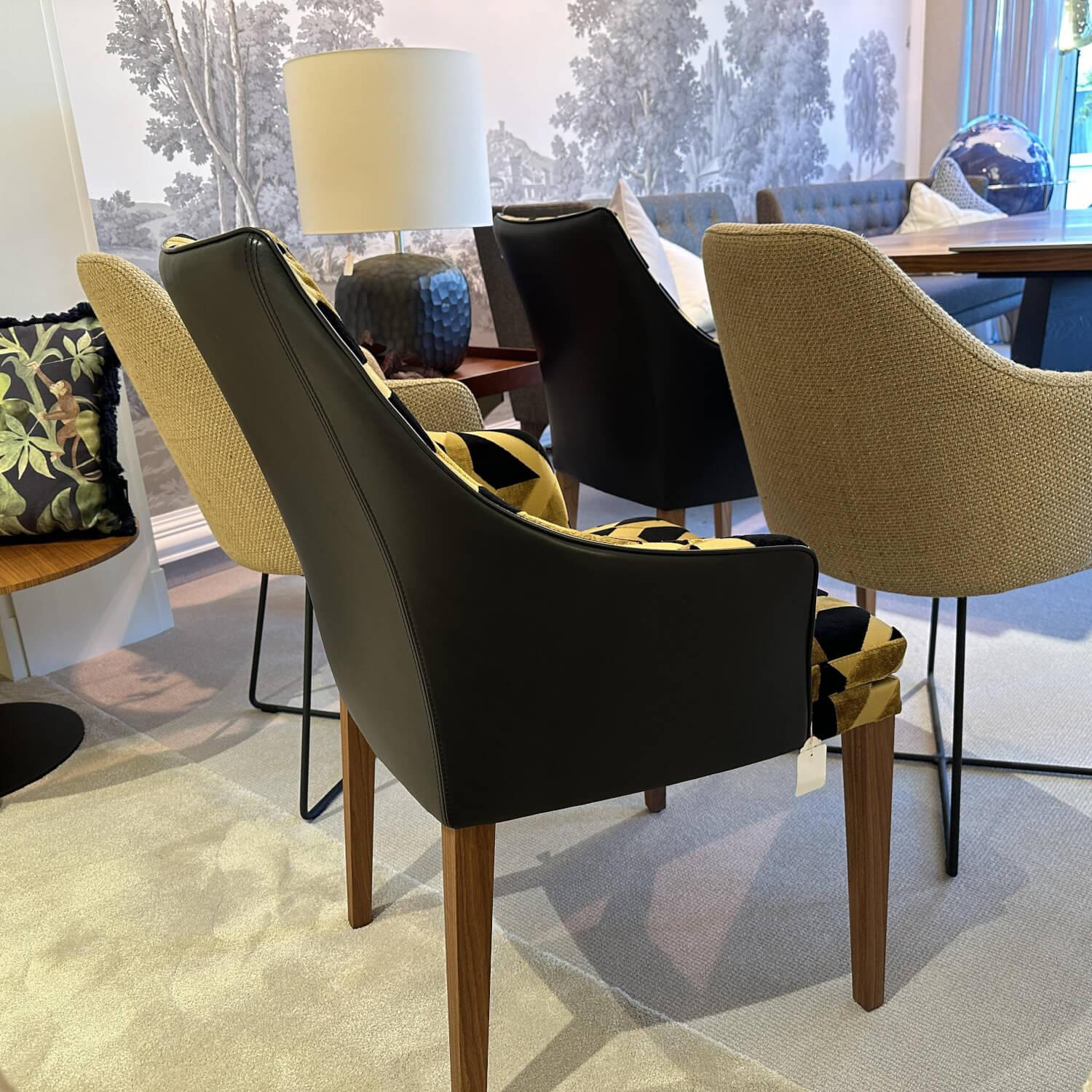 Bielefelder Werkstätten - 2er-Set Stuhl Saloni Stoff Jim Thompson Syncopation Topaz Schwarz Gold Rücken Leder Provonce Schwarz Fuß Nussbaum Geölt - 3