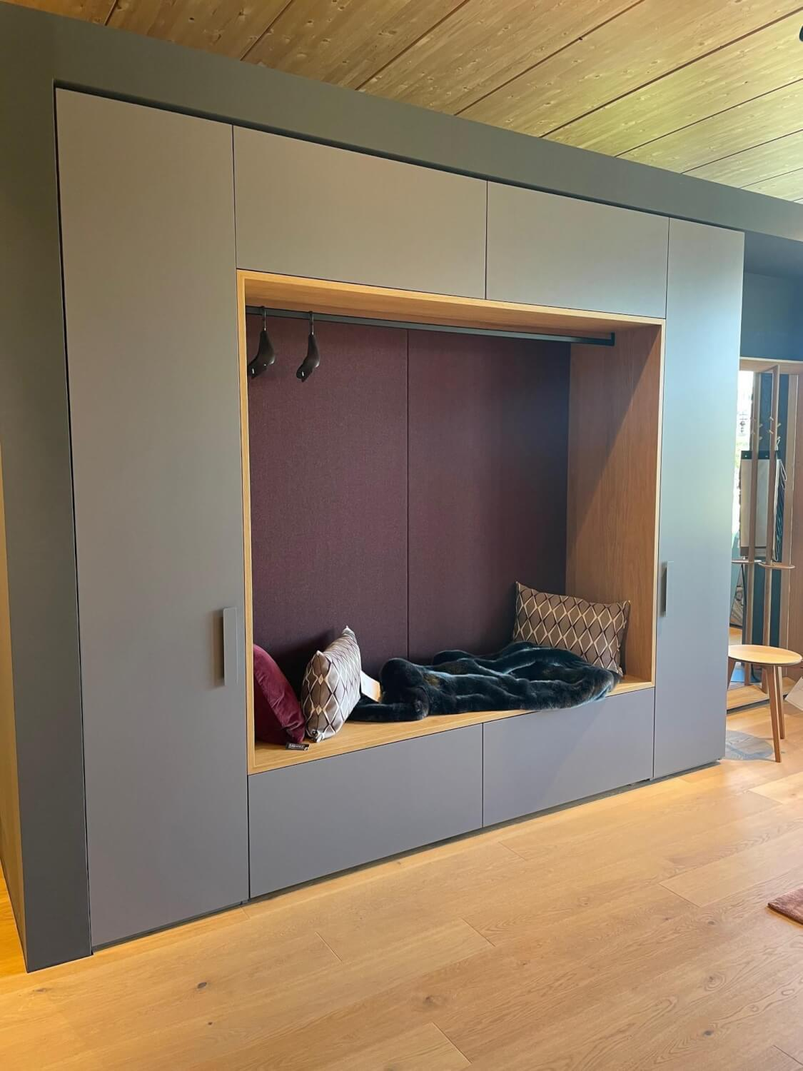 Interlübke - Garderobe Base Change In Eiche Massiv Natur Geölt Sitznische Flintgrau Lackiert Korpus Silbergrau Metallic Lackiert Rückwandbezug Stoff JAB CA1476/012 - 4