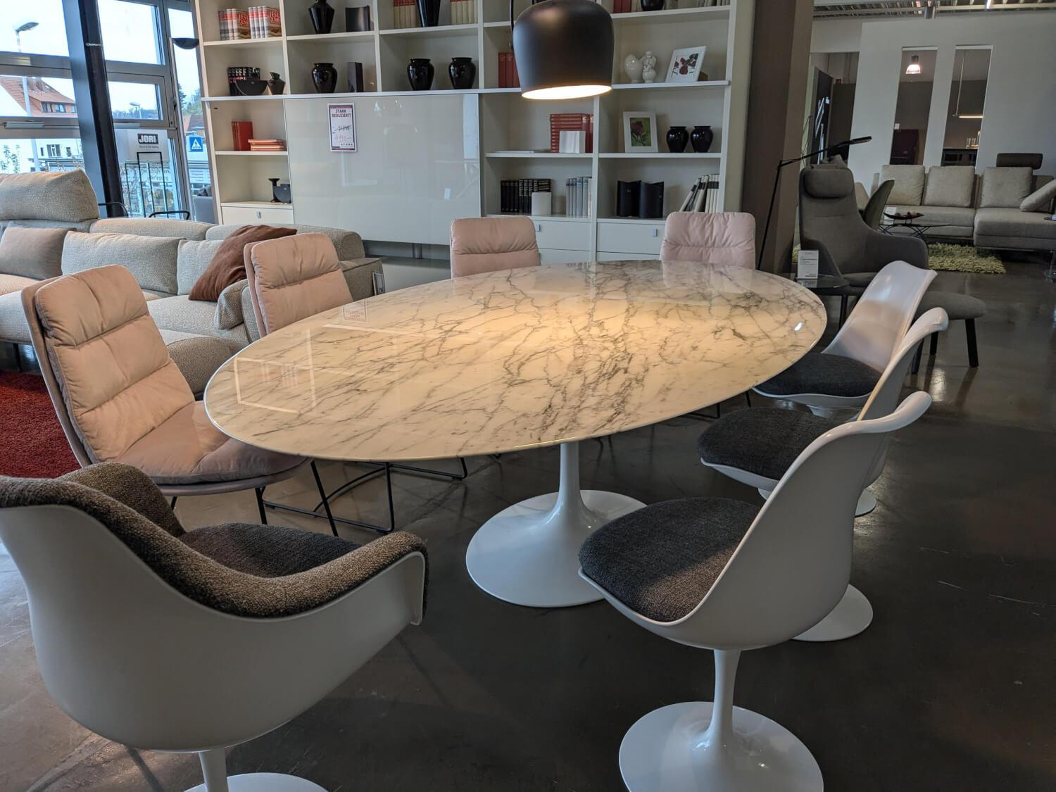 Knoll International - Esstisch Saarinen Oval Marmor Arabescato Weiß Fuß Schwerer Aluminiumformguss mit Rilsan Beschichtet - 2