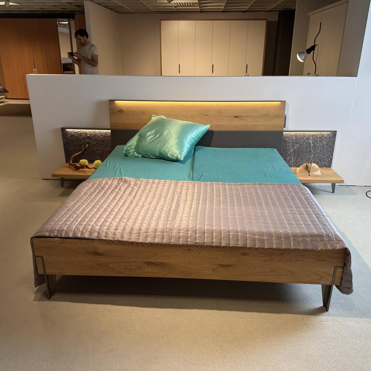 Thielemeyer - Schlafzimmer Milo Wildeiche Massiv Gebürstet Lack Graphit Akzent Naturstein Grau Füße Metall Titan Grau Mit Beleuchtung - 4