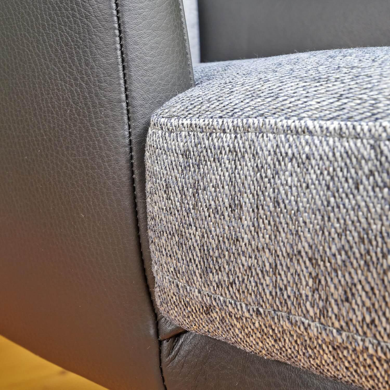 Bielefelder Werkstätten - Stuhl Polo Dining Mit Armlehne Sitz Stoff Noah Grau Rücken Leder Normandie Schwarz Füße Eiche Schwarz Gebeizt - 10