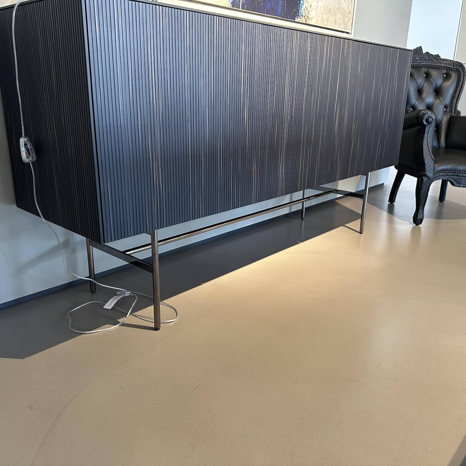 Kettnaker - Sideboard Soma Front Relief Maron Braun Korpus Lack Rubinrot Rot Abdeckplatte Fenix Schwarz Gestell Schwarz Chrom - 6