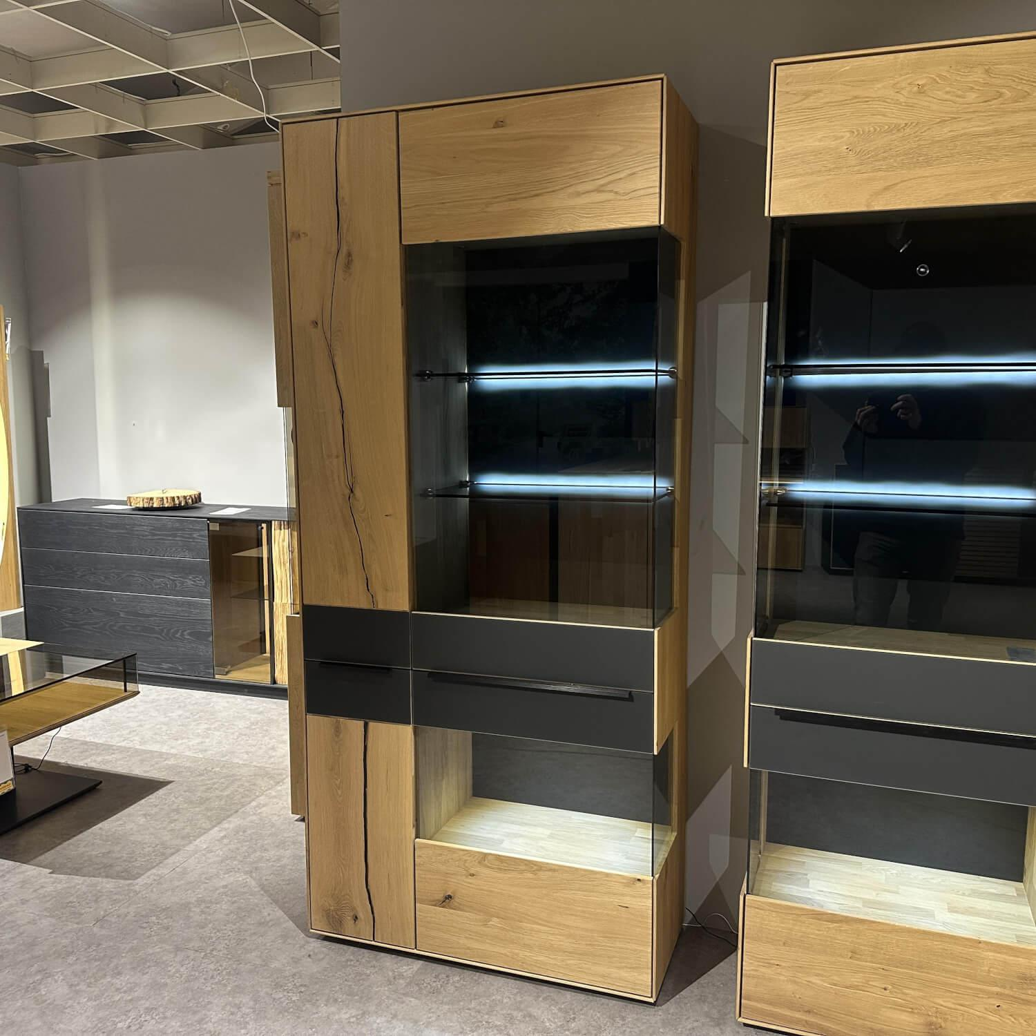 Mondo - Vitrine Natur Talvera Asteiche Massiv Geölt Bianco Lack Anthrazit Satiniert Mit Beleuchtung Tür Links - 3