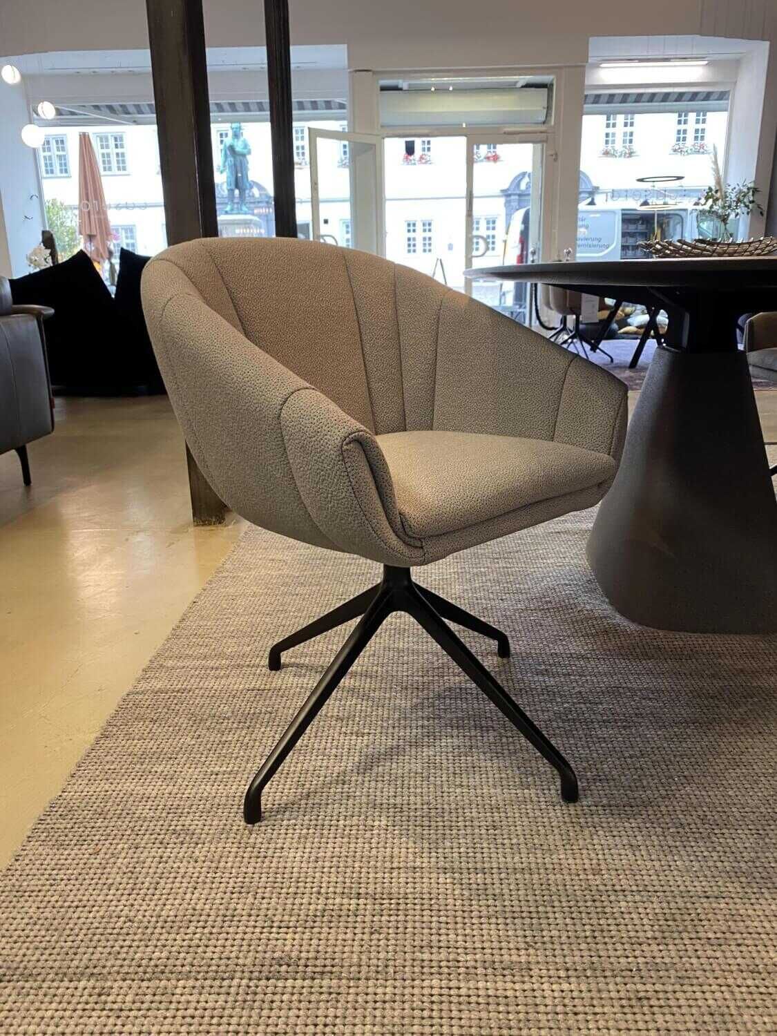 Montis - 4er-Set Stuhl Luna Stoff Kvadrat Sprinkles 134 Grau mit Drehgestell - 4