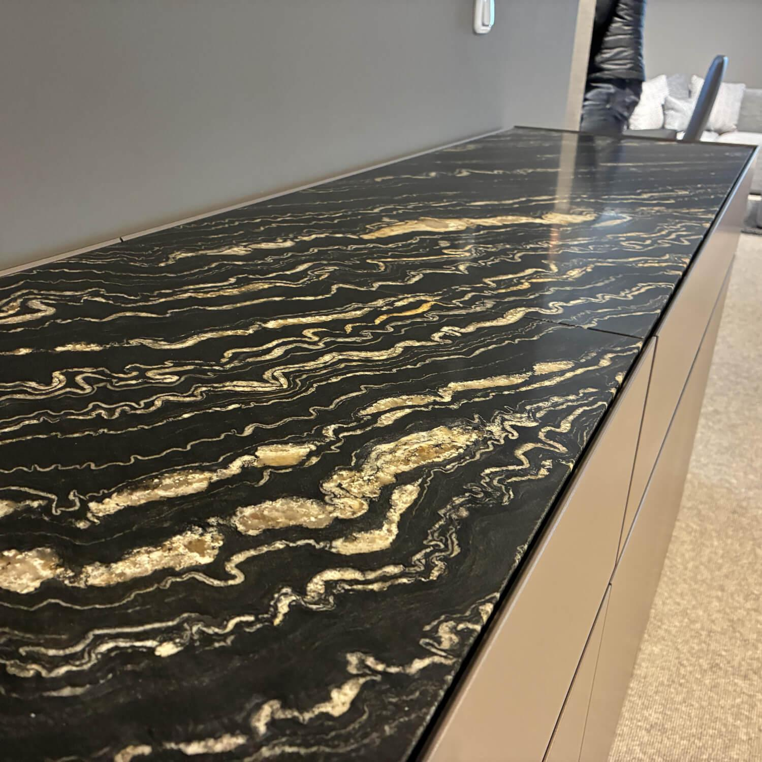 Interlübke - Sideboard Cube Bold Lack M10 Bronze Metallic Abdeckplatte Quarz Tropical Storm O64 Schwarz - 2