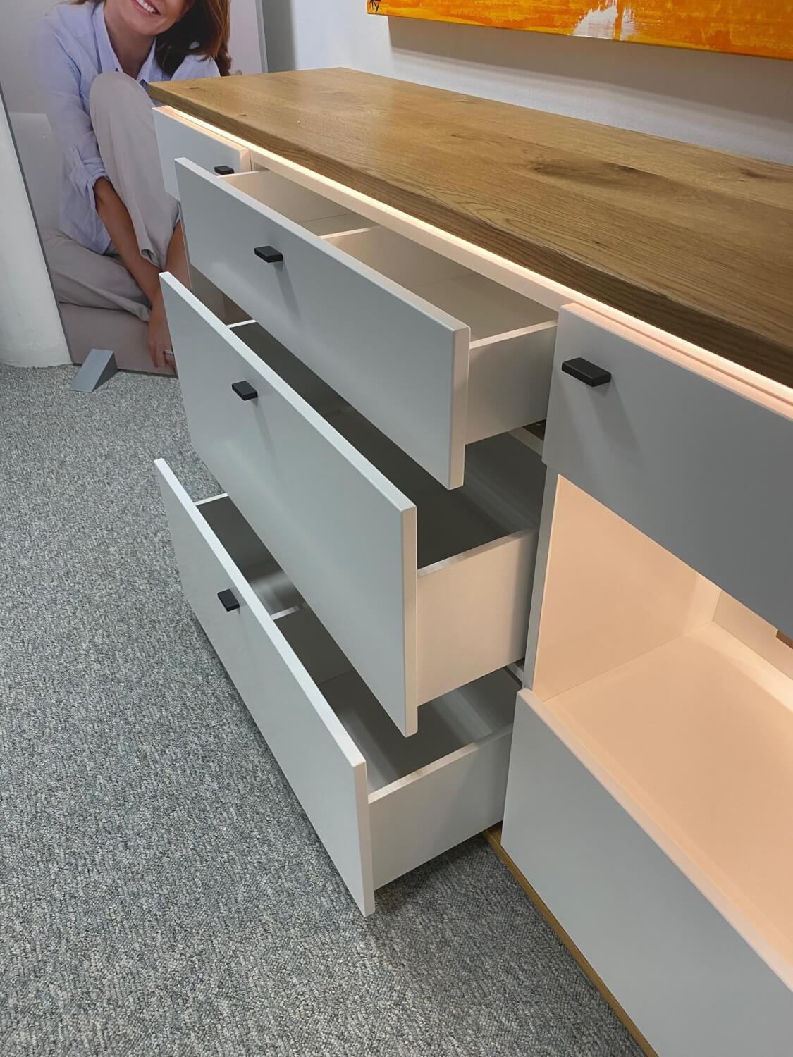 MCA Furniture - Sideboard Matadi Weiß Lackiert Absetzung Wildeiche Furniert Geölt mit Beleuchtungspaket - 5