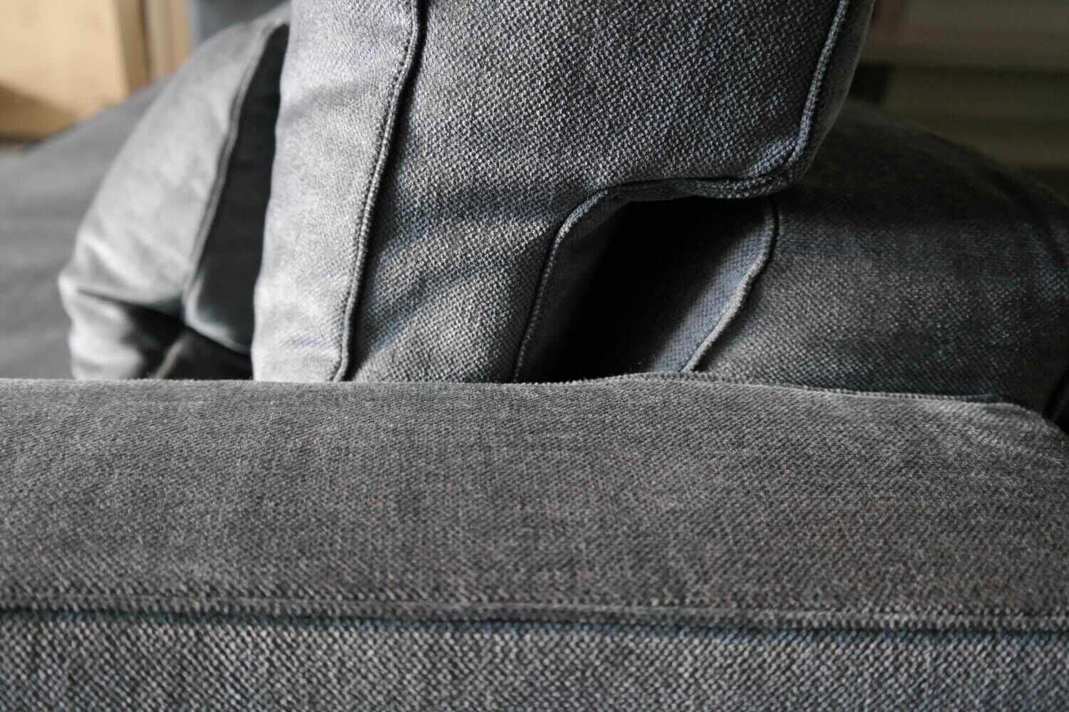 christine-kr-C3-B6ncke-sofa-gatsby-first-35-sitzer-1555-ginerva-graugr-C3-BCn-mit-kissen-ab83329f29875LeWExYC7SJIC Christine Kröncke - Sofa Gatsby First 3,5-Sitzer 1555 Ginerva Graugrün mit Kissen - 4