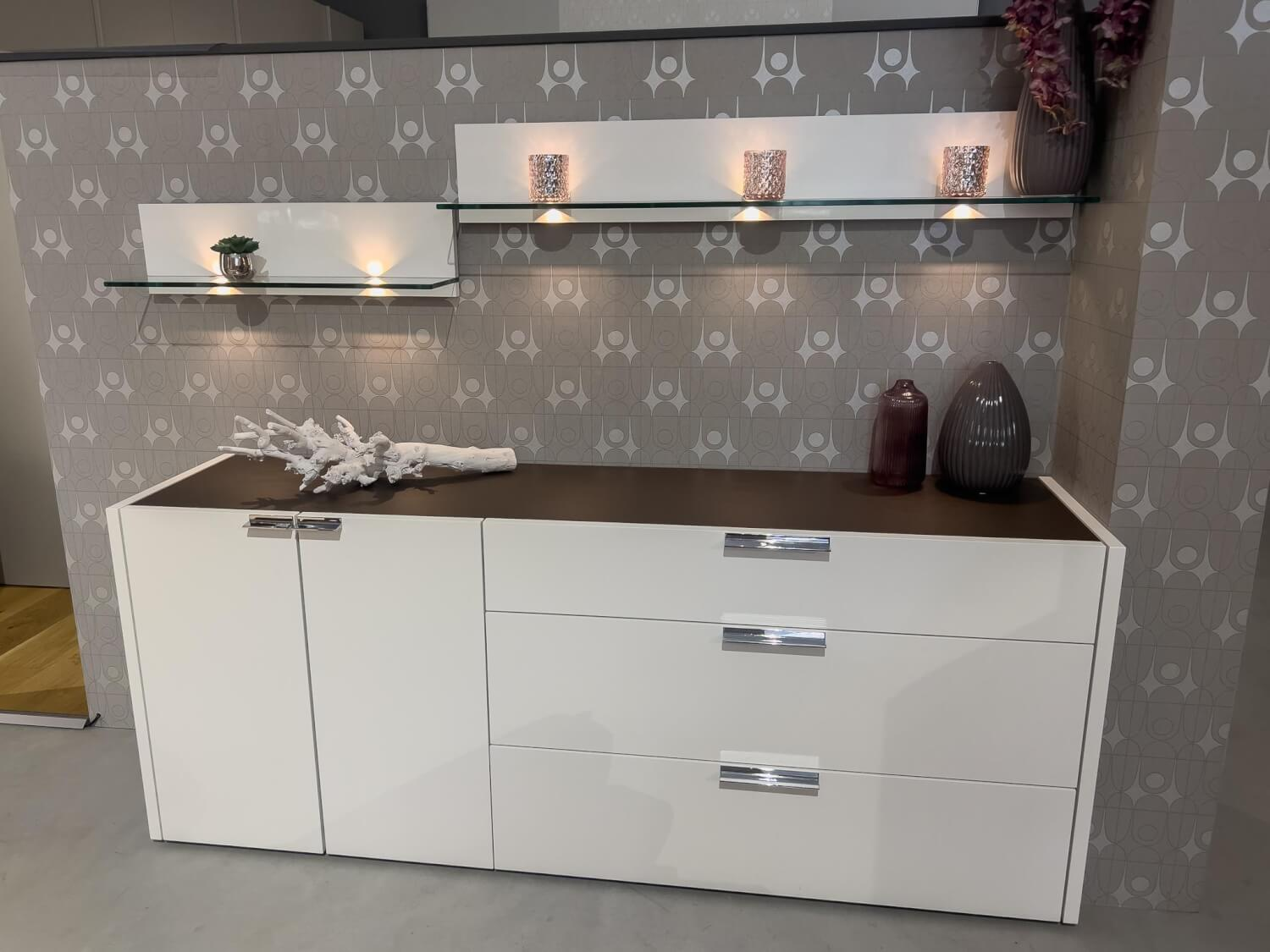 Hülsta - Kommode Fena Lack Pure White Weiß Mit Wandboard Glas Und Beleuchtung - 4