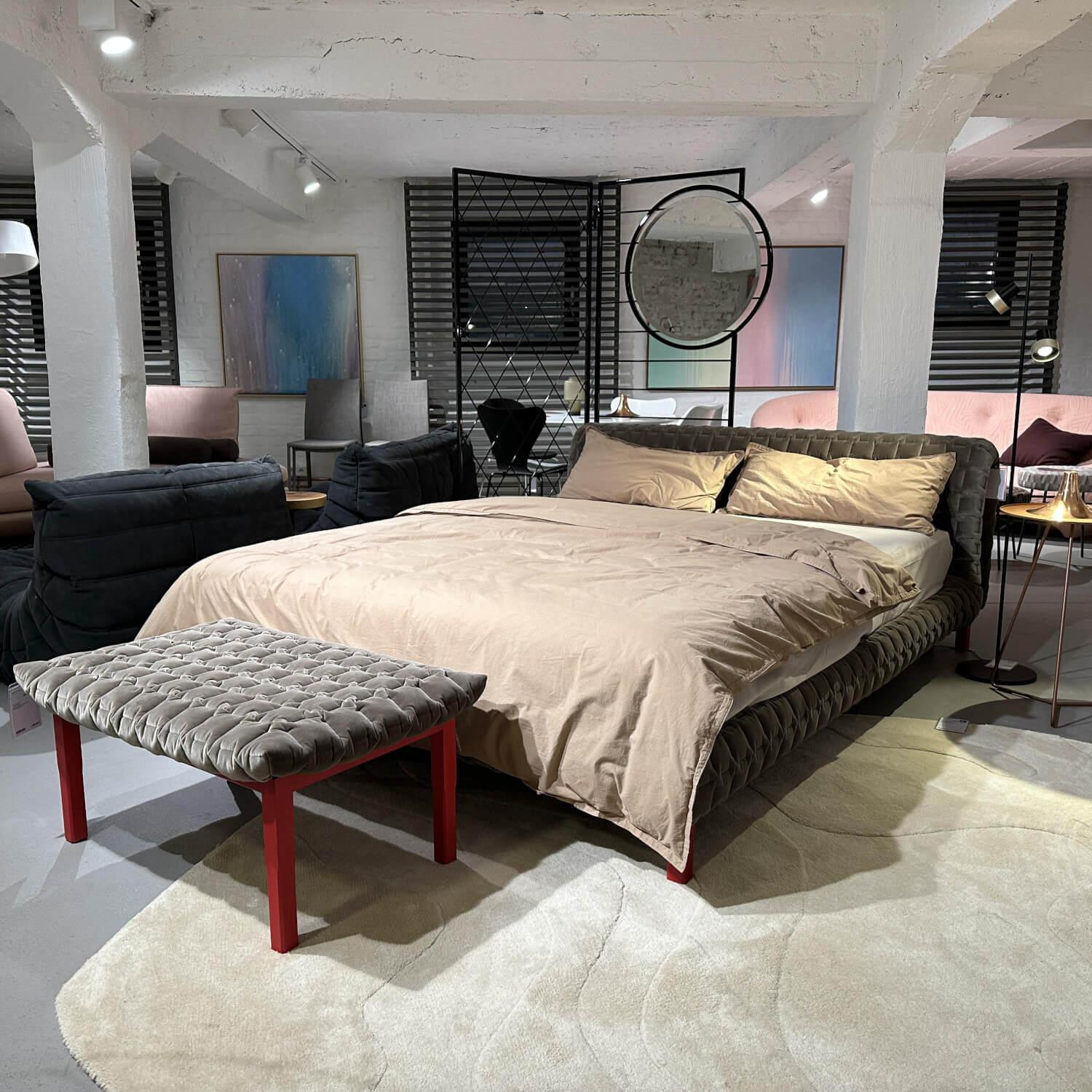 Ligne Roset - Bett Ruché Stoff Harald 3 Chamois 242 Grau Gestell Buche Massiv Rot Ohne Matratze Ohne Lattenrost Inklusive Hocker - 6