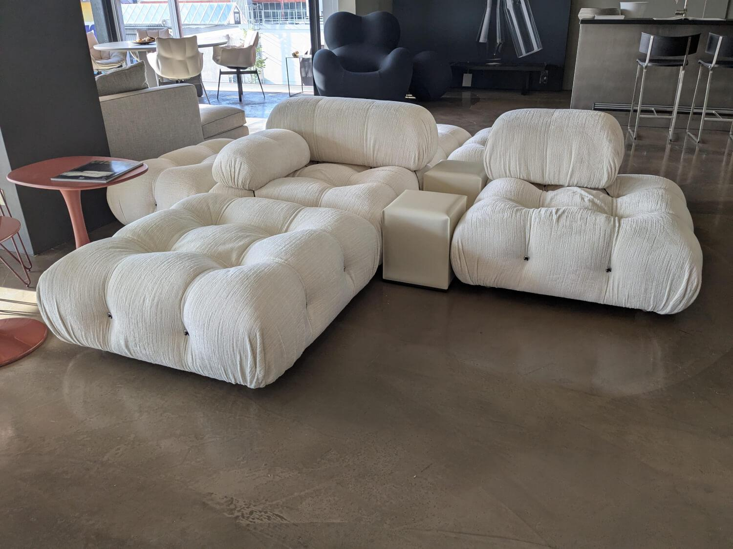 B&B Italia - Wohnlandschaft Camaleonda Stoff Enia Elfenbein Weiß mit einem Tisch - 5