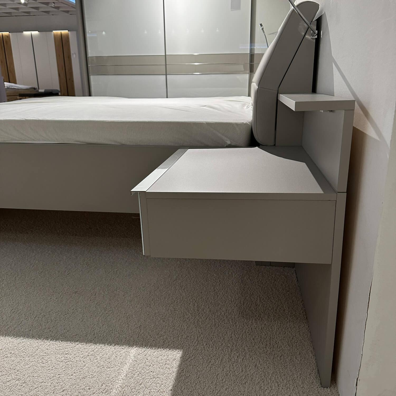 Wiemann - Schlafzimmer IL 1009 Dekor Kieselgrau Glas Weiss Nachtkommoden Schrank Bett Ohne Matratzen Und Lattenrost - 18