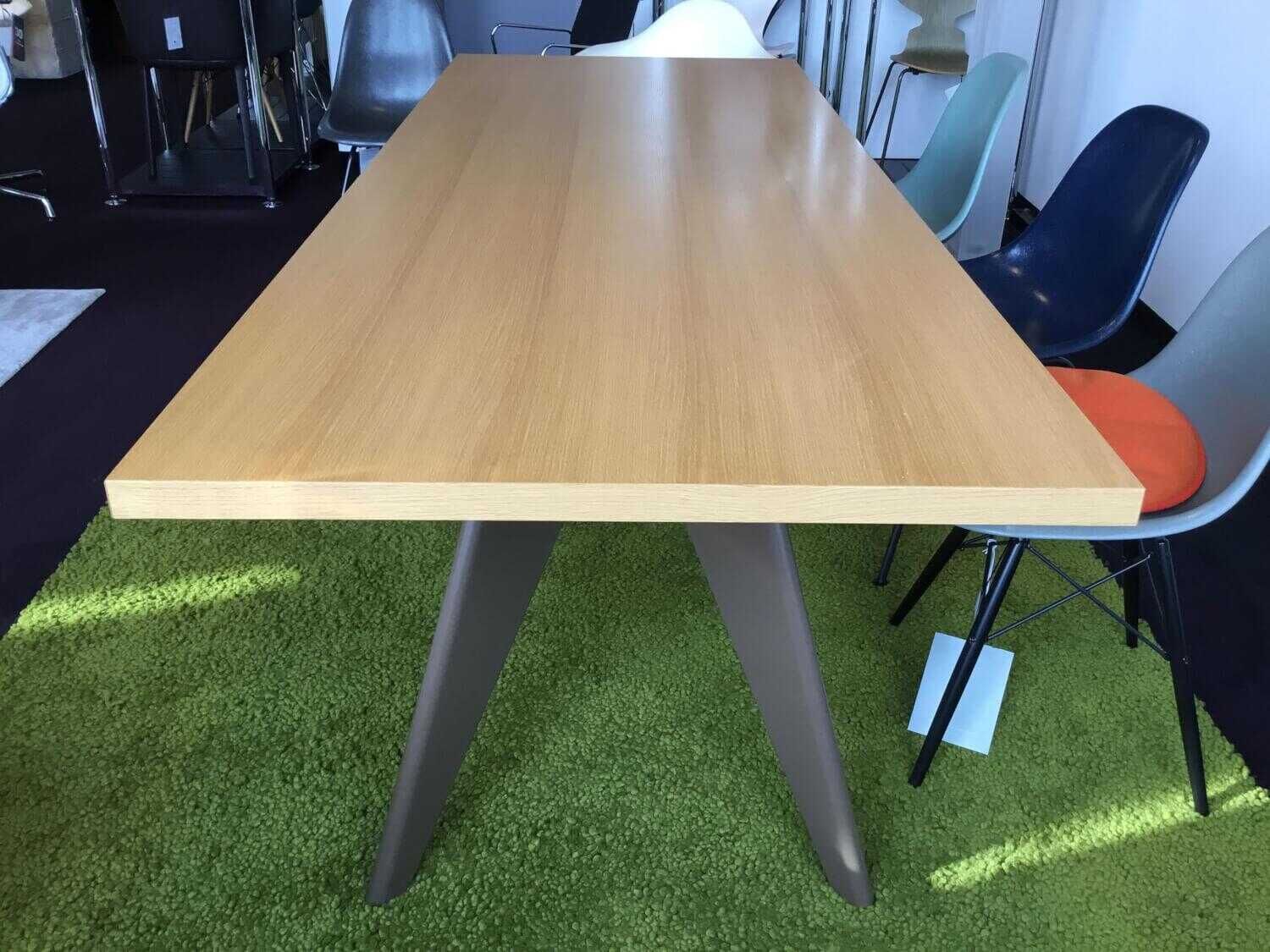 Tisch EM Table Eiche Furnier Natur Gestell Pulverbeschichtet Coffé