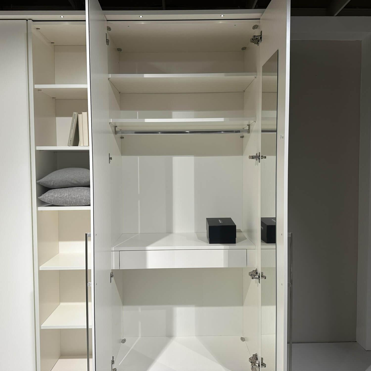 Loddenkemper - Kleiderschrank Maxx 200 Lack Weiß Matt Griffe Edelstahloptik Mit LED-Einbauspots - 8