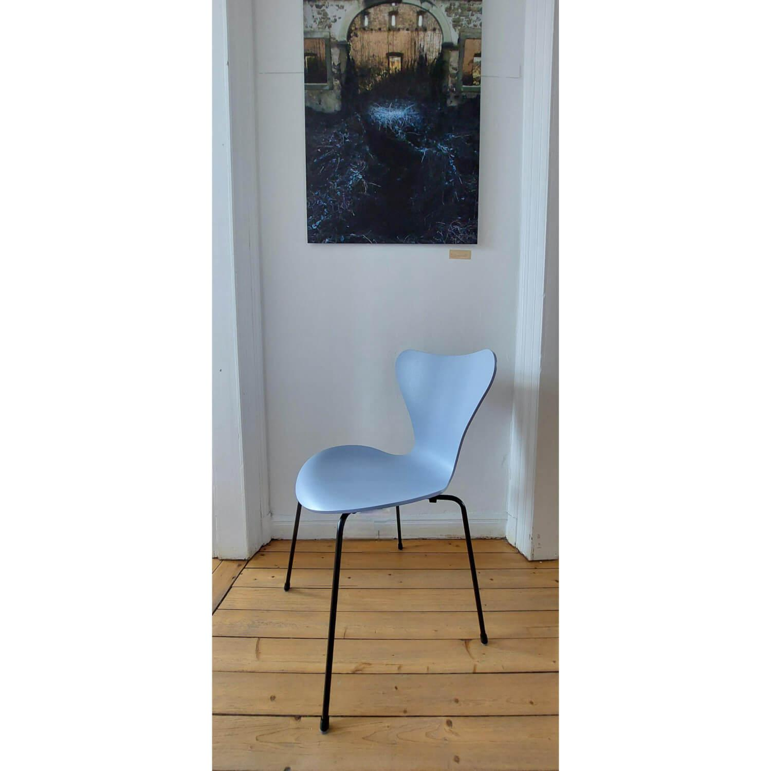 Fritz Hansen - Stuhlgruppe Modell 3107TM Serie 7 Sitzschale Messerfurnier Esche Gefärbt In Grau Rosa Rot Orange-Rot Gelb Und Blau Gestell Stahl Schwarz Stapelbar - 12