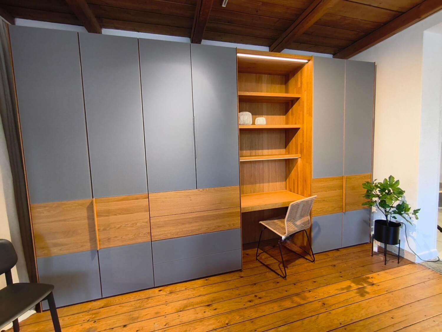 Team 7 - Kleiderschrank Valore Eiche Natur Geölt Front Farbglas Mittelgrau Matt Korpus Buche Mit Beleuchtung - 4