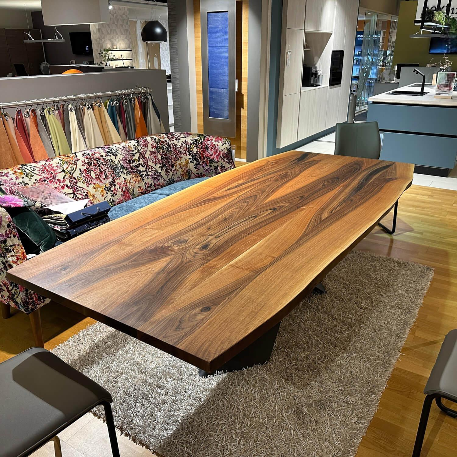 Nouvion - Esstisch Alcedo Platte Nussbaum Waldkante Öl Gestell Xena Metall Epoxid Schwarz Pulverbeschichtet - 4