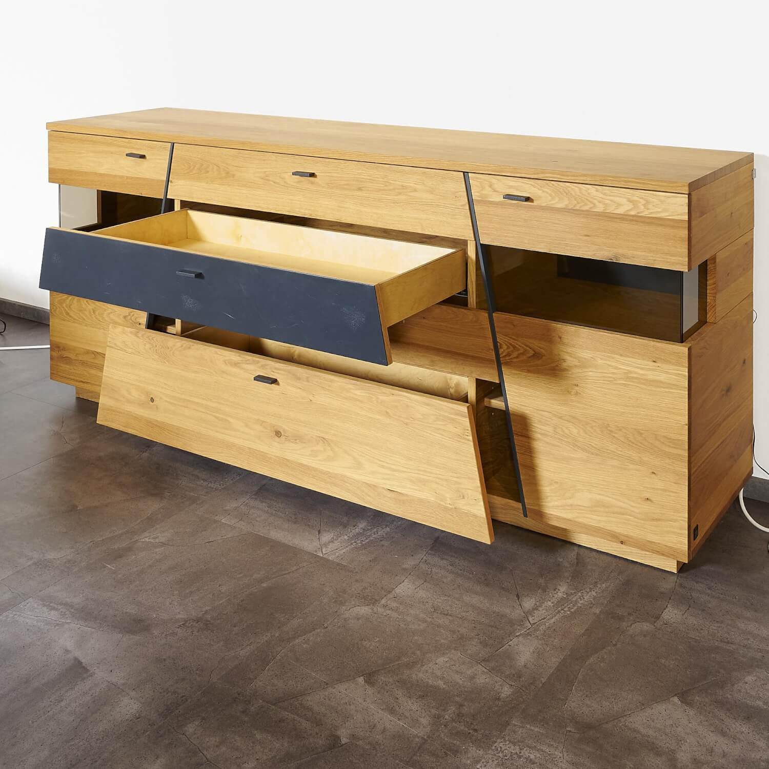 Wohn Concept - Sideboard 2021 Vollholz Wildeiche Furniert Mattlack Beton Griffe Metall Effektlack Matt Grey Grau Glas Parasolglas Braun - 8